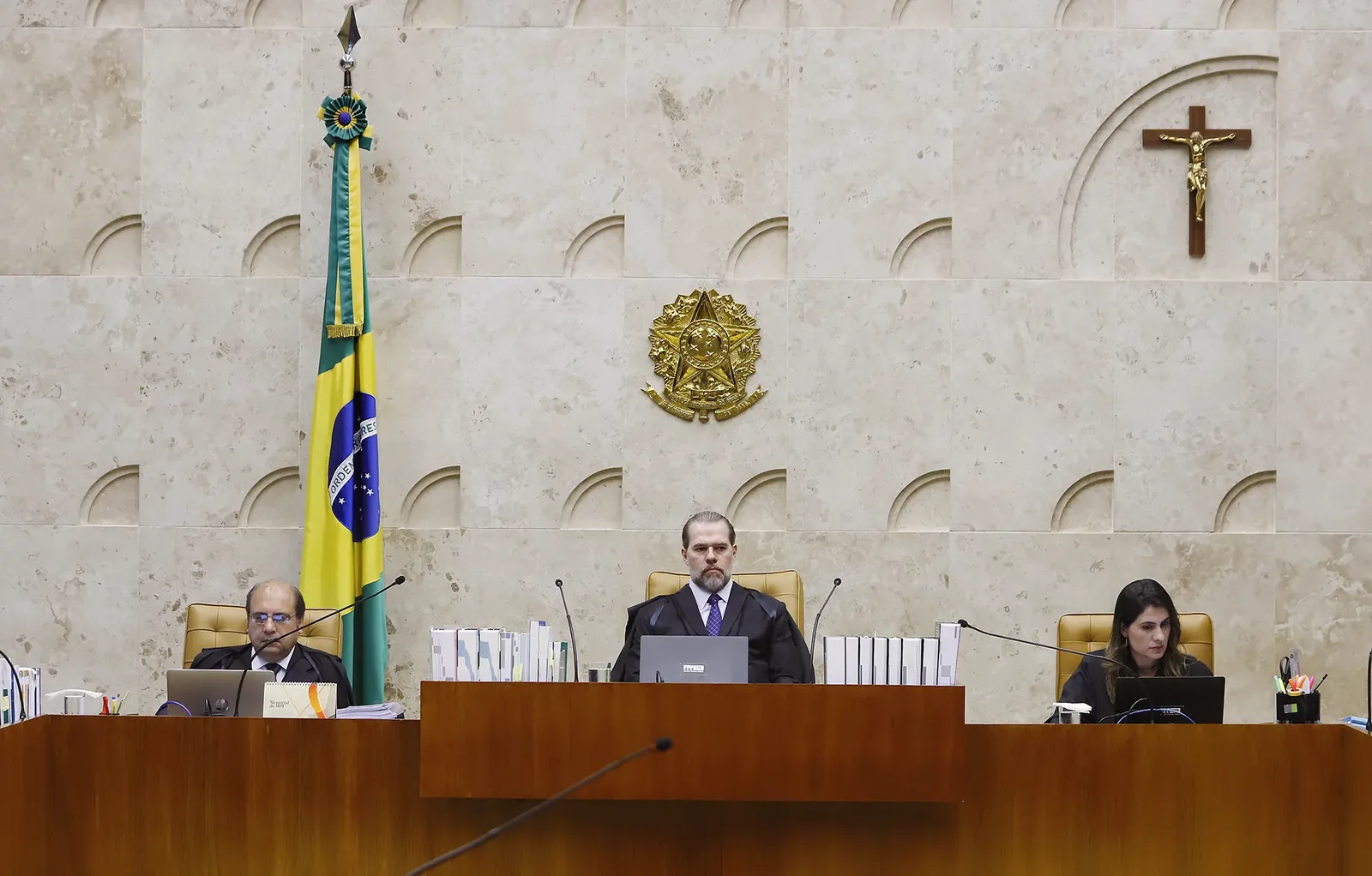 Fé não pode substituir o debate político, diz Élio Gasda