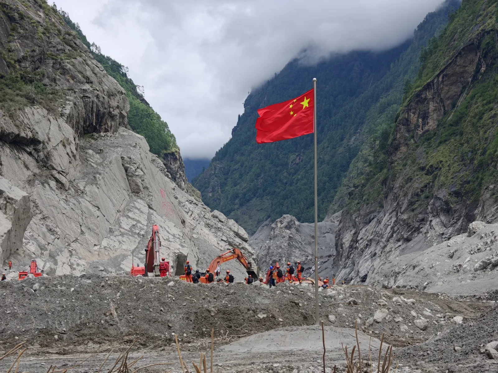 Deslizamento na fronteira entre China e Nepal deixa 43 mortos e 519 desaparecidos