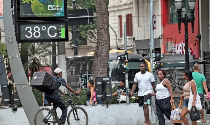 Calor acima da média convive com chuvas e frente fria no país