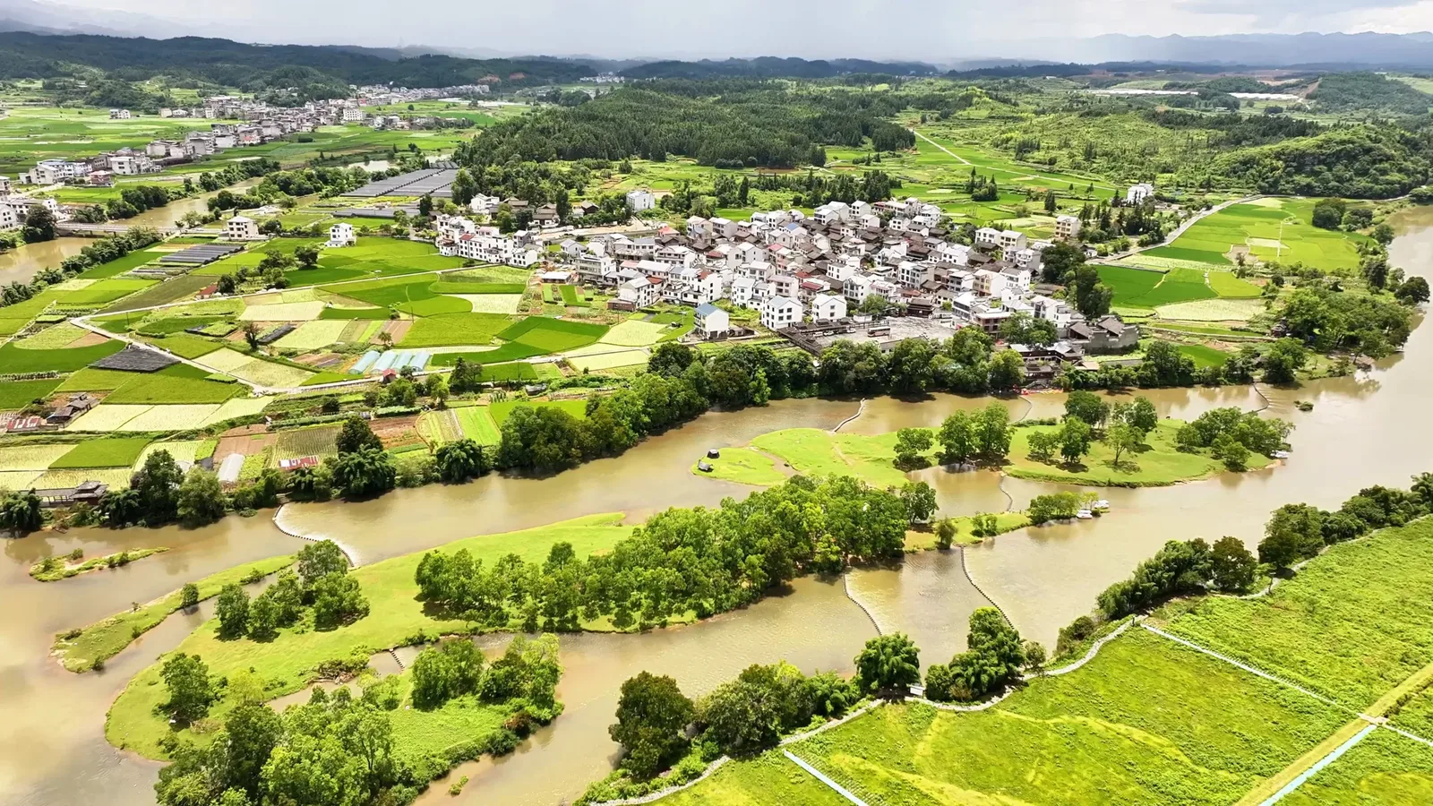 Leitun recupera área natural e amplia agricultura e turismo em Guizhou