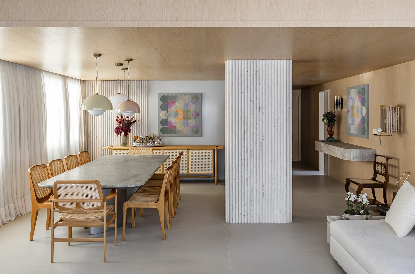 Apartamento em São Paulo combina base neutra e design brasileiro
