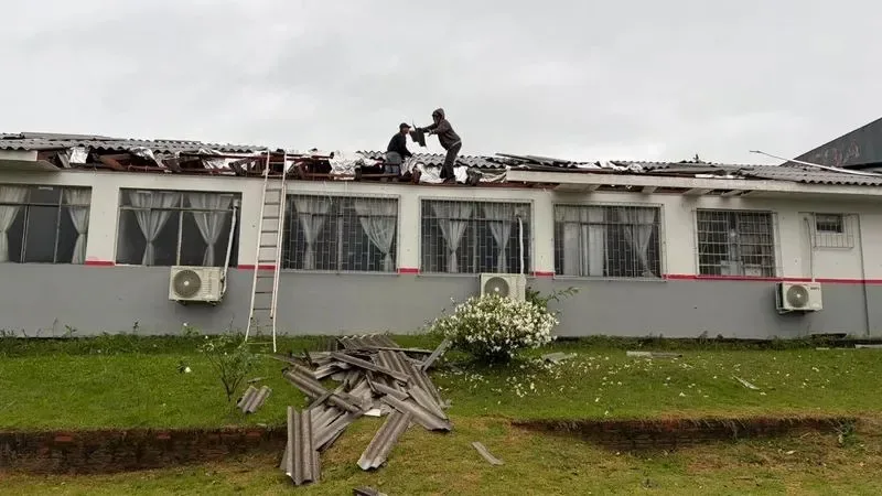Tornados antecedem sexta de alerta máximo para temporais no Paraná
