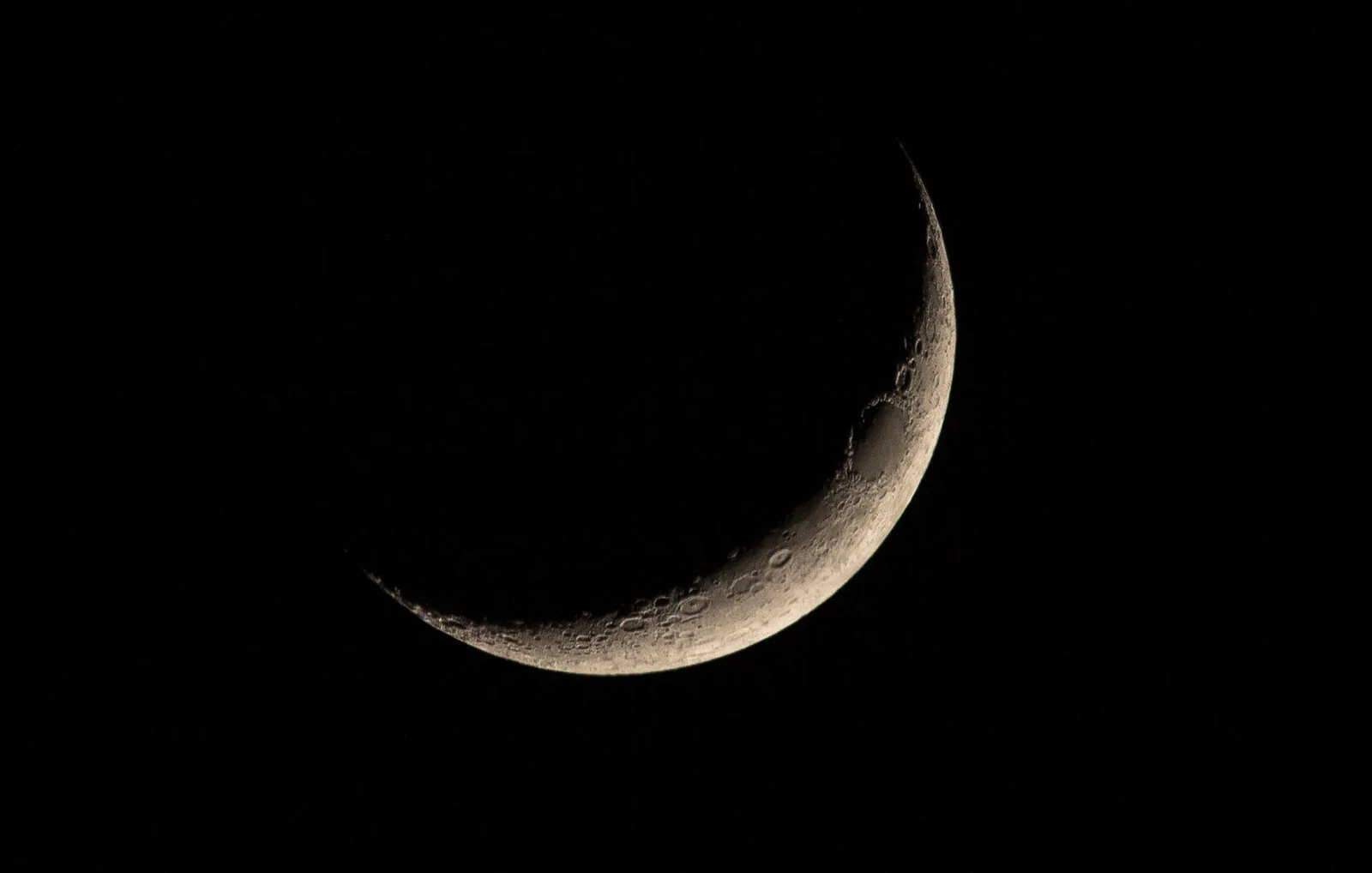 Lua está minguante e 18% visível nesta segunda-feira