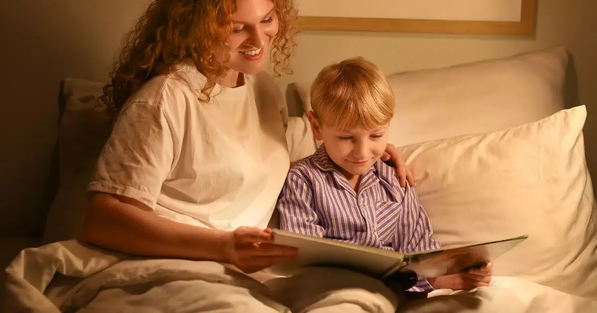 Leitura noturna ajuda no desenvolvimento e aproxima crianças e famílias