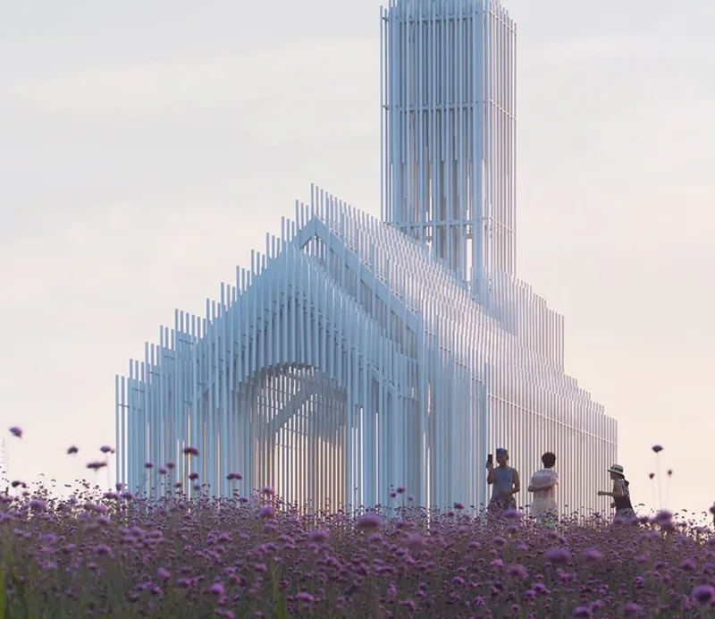 Igreja em Chengdu combina tubos metálicos, luz e campo de lavandas