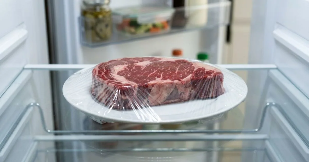 Carne congelada deve ser descongelada na geladeira, no micro-ondas ou em água fria