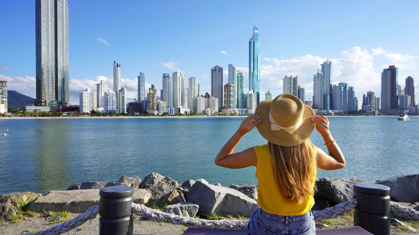 Balneário Camboriú amplia a praia e reúne alguns dos maiores prédios do Brasil