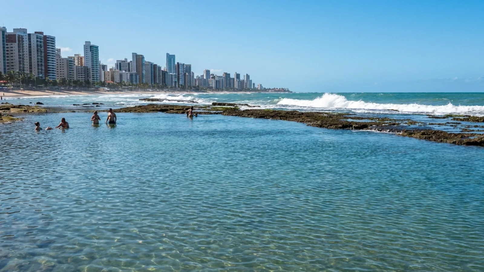 Recife combina mar de 26°C, piscinas naturais e patrimônio cultural
