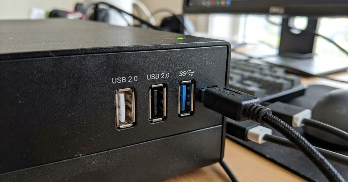 Como usar as portas USB branca, preta e azul no computador
