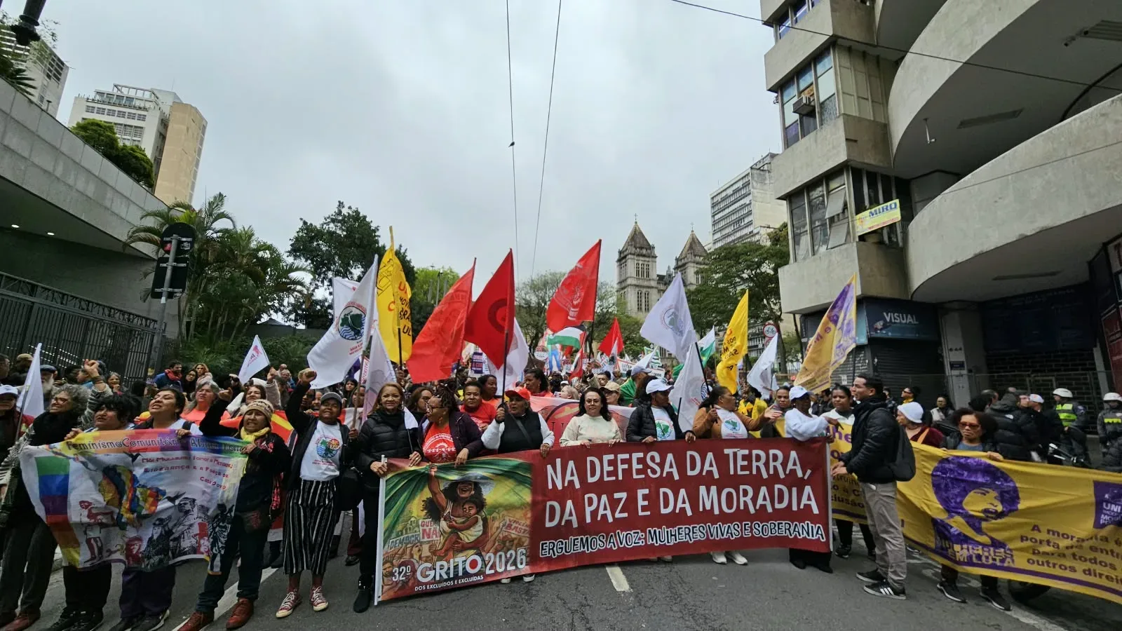 Frio e chuva marcam ato do Grito dos Excluídos na Praça da Sé
