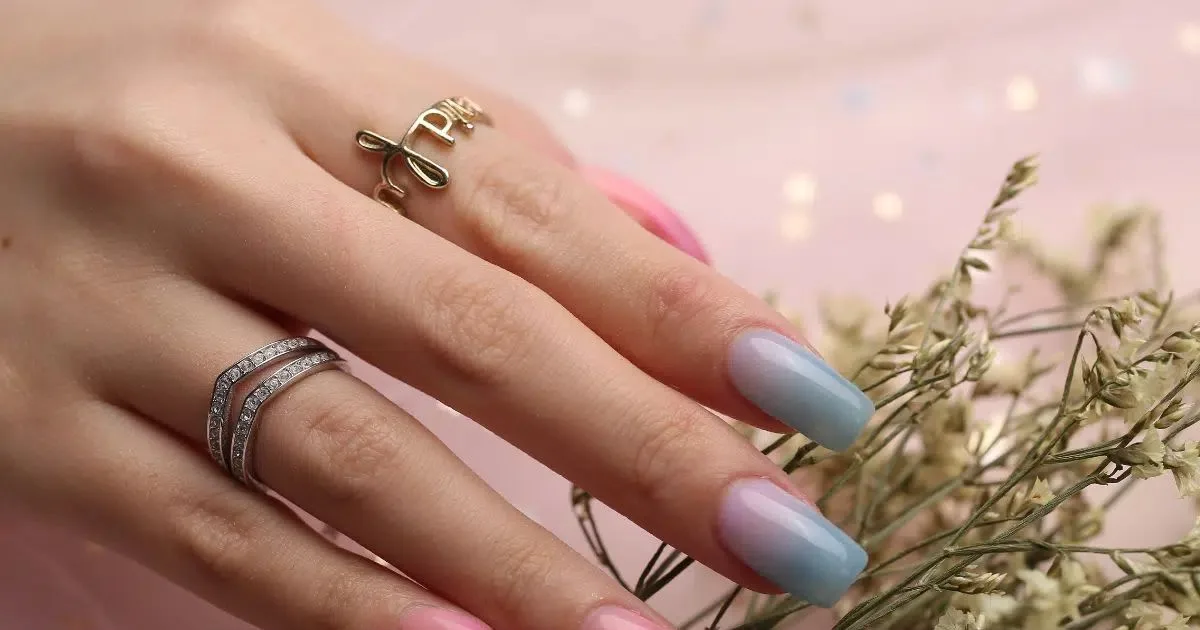 Syrup nails aposta em transparência, brilho e camadas de cor