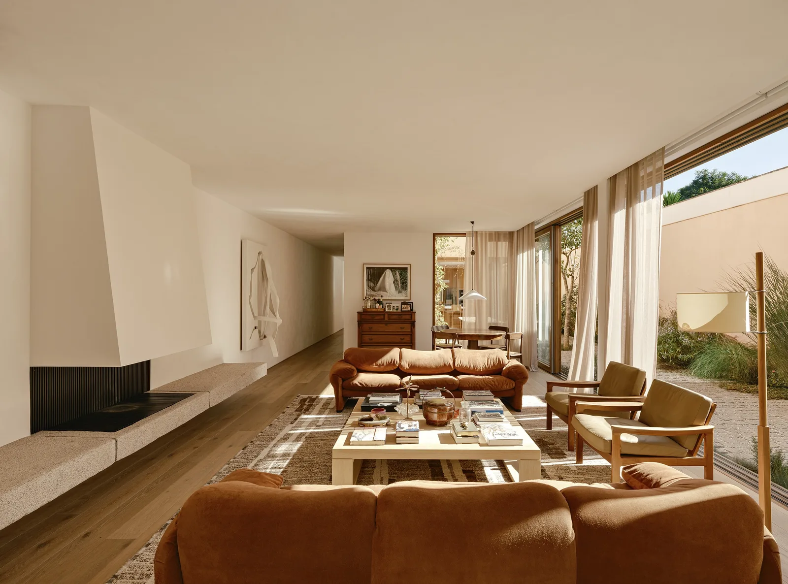 Casa de 600 m² em São Paulo conecta interiores ao jardim