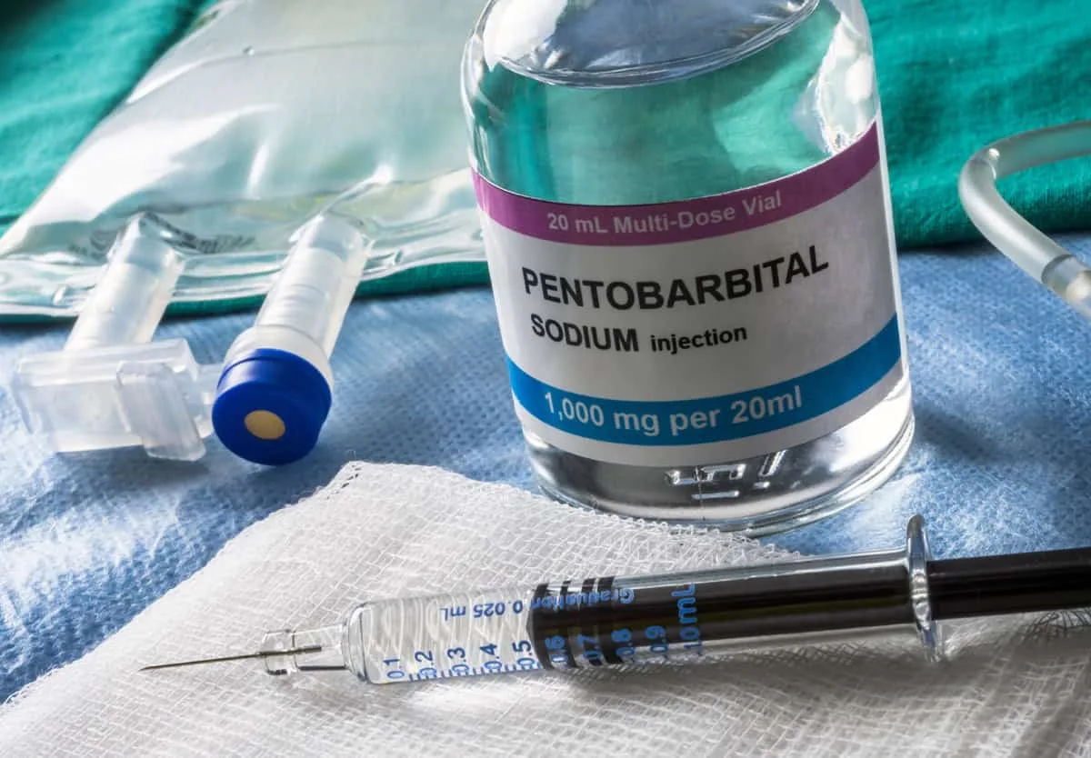 Execução com injeção letal é interrompida após condenada continuar respirando