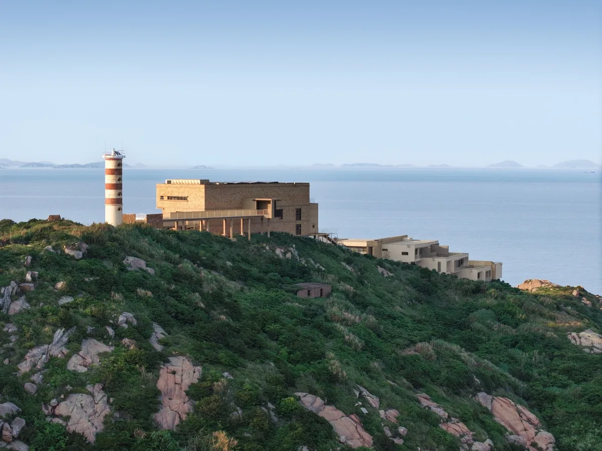 Hotel em ilha chinesa usa rochas e caminhos de vila em projeto de revitalização