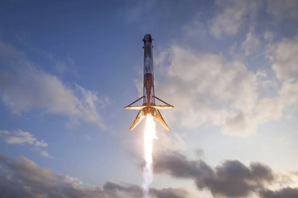 Trajetória do Falcon 9 alimenta hipótese sobre carga da missão USSF-153