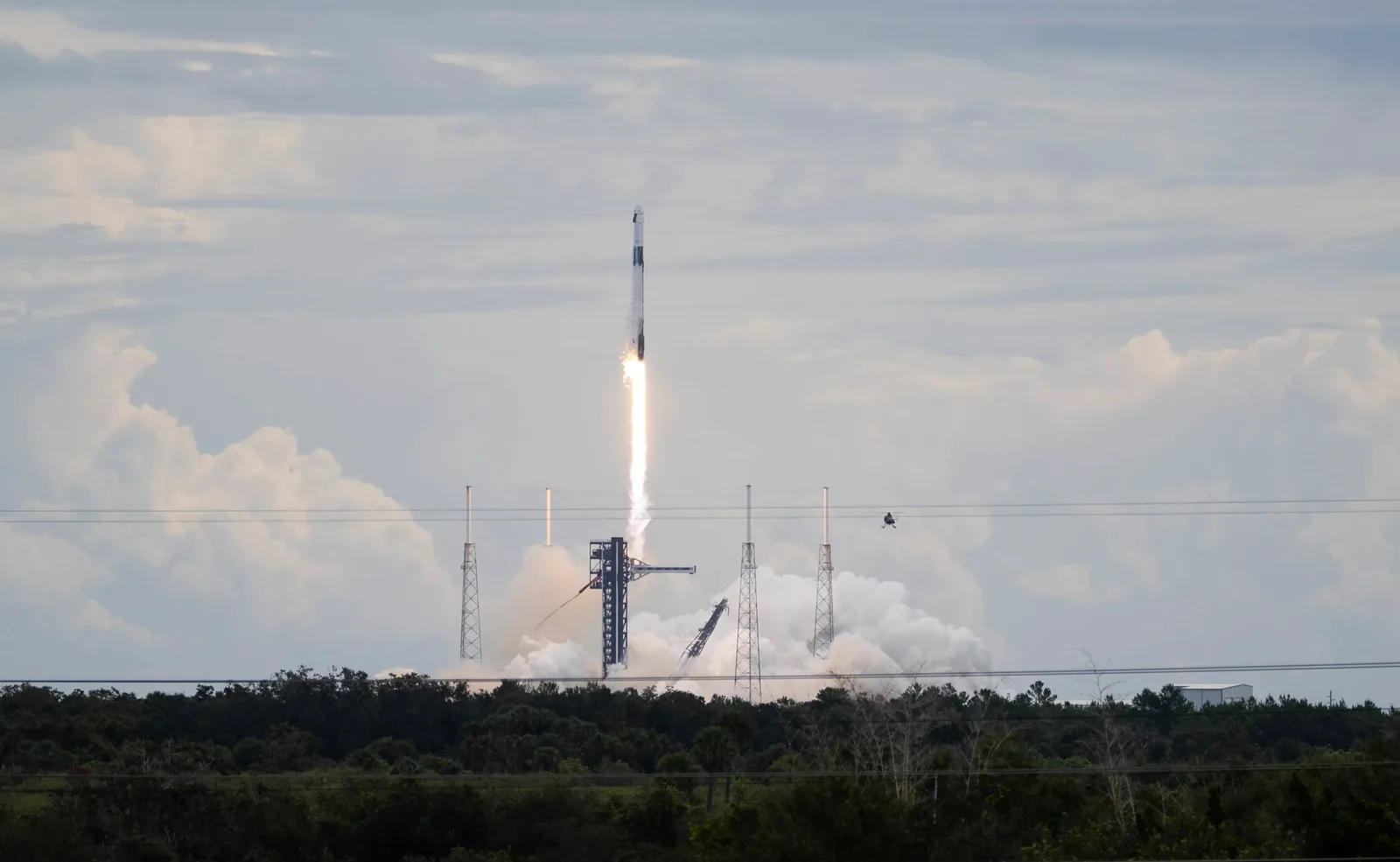 Crew-13 inicia temporada de seis meses na ISS após acoplamento recorde da Dragon