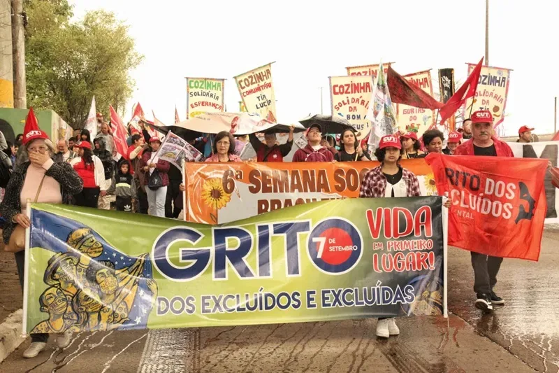 Caminhada em Porto Alegre reúne pautas por moradia e direitos das mulheres