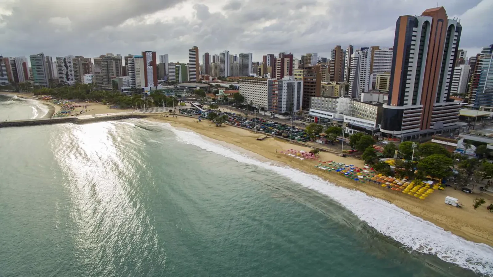 Fortaleza combina praias urbanas, dunas protegidas e hotéis à beira-mar