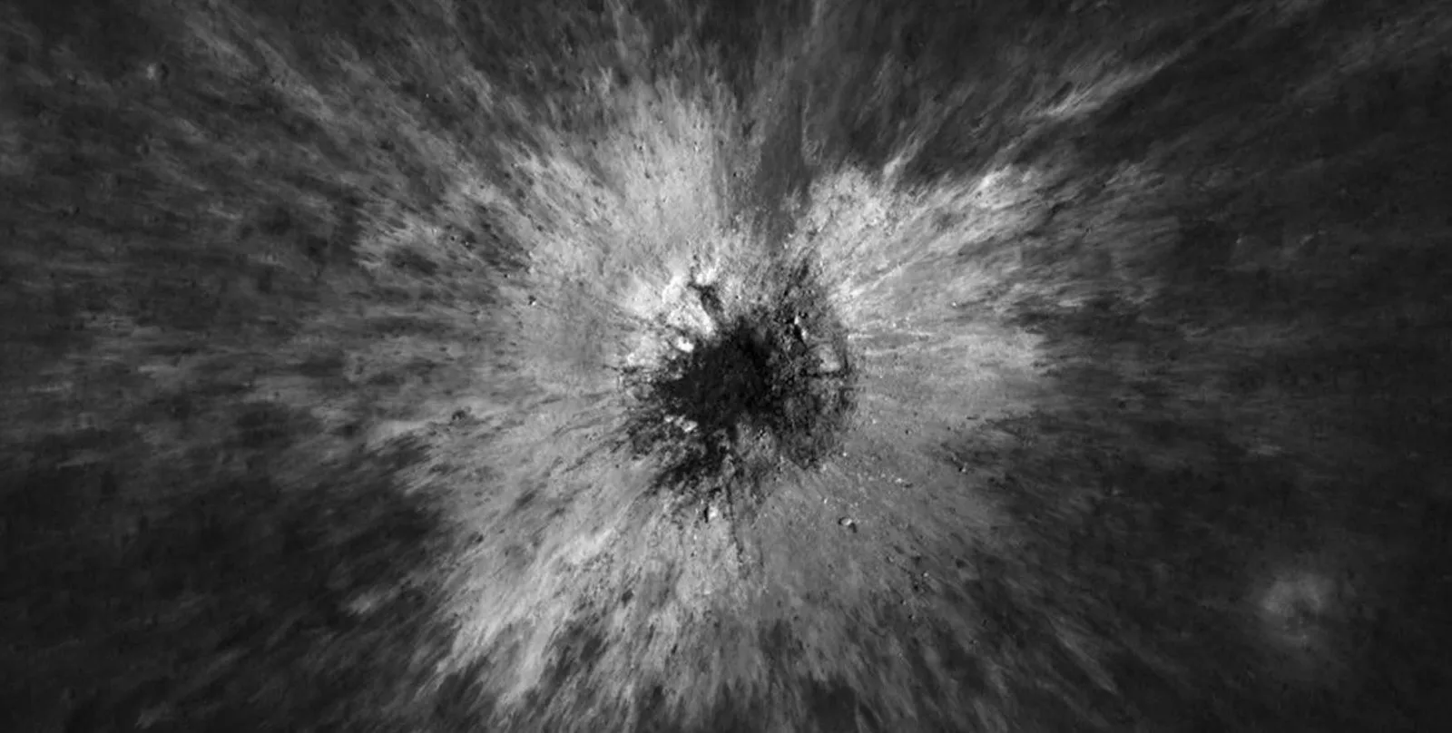 Impacto recente deixa nova cratera e altera o solo da Lua
