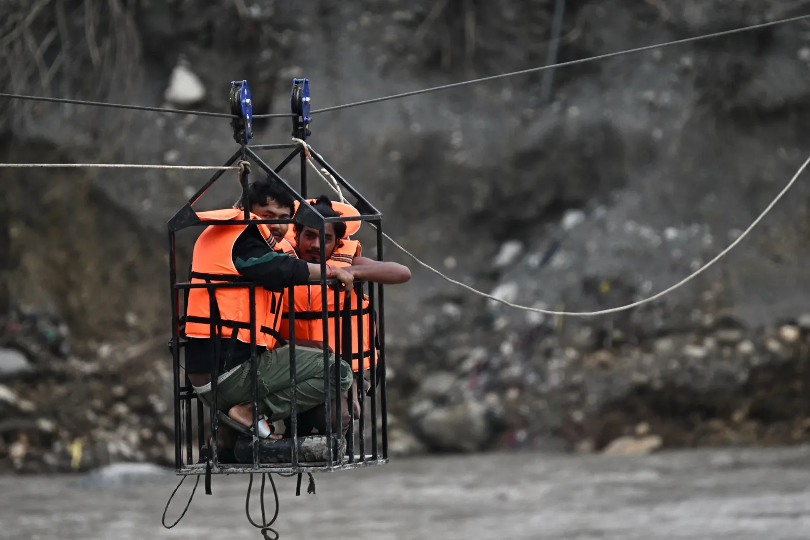 Nepal resgata mulher e trabalhador chinês após dez dias de avalanche