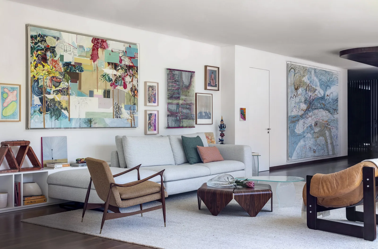 Casa em São Paulo transforma paredes em galeria para coleção de arte e design