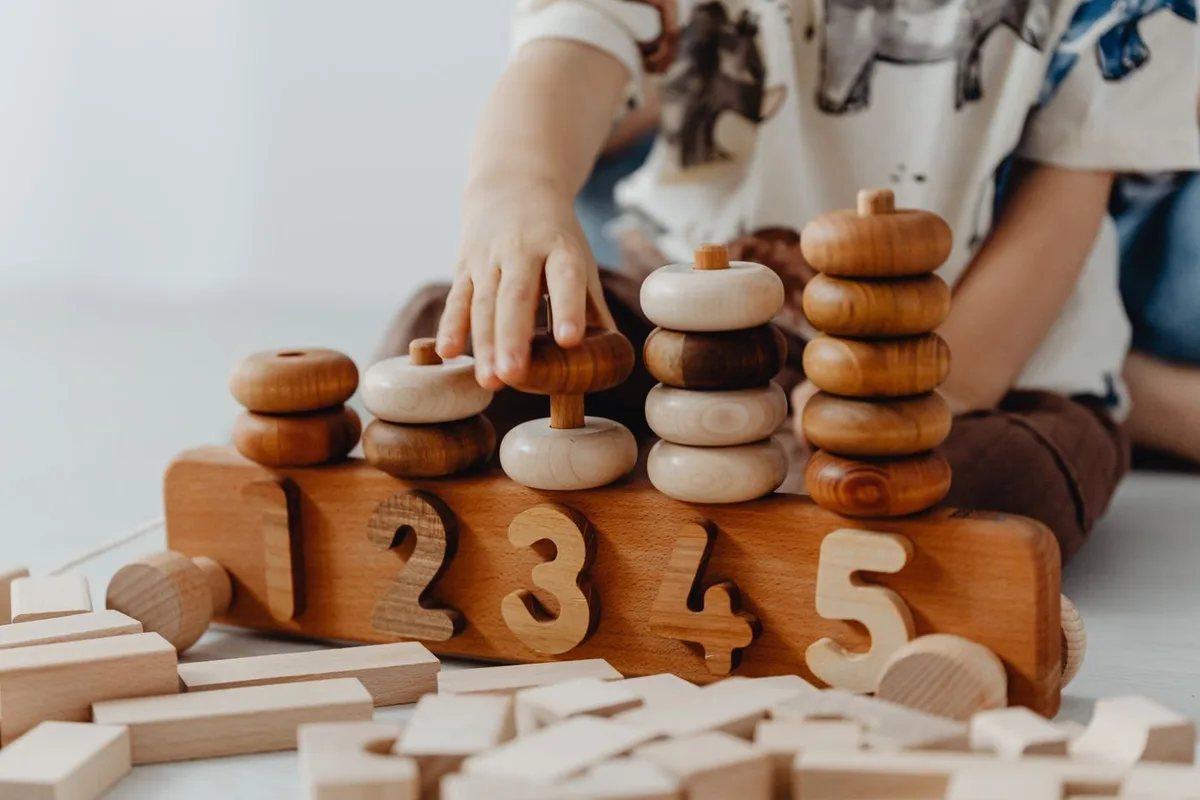 Brinquedos educativos que estimulam habilidades na infância