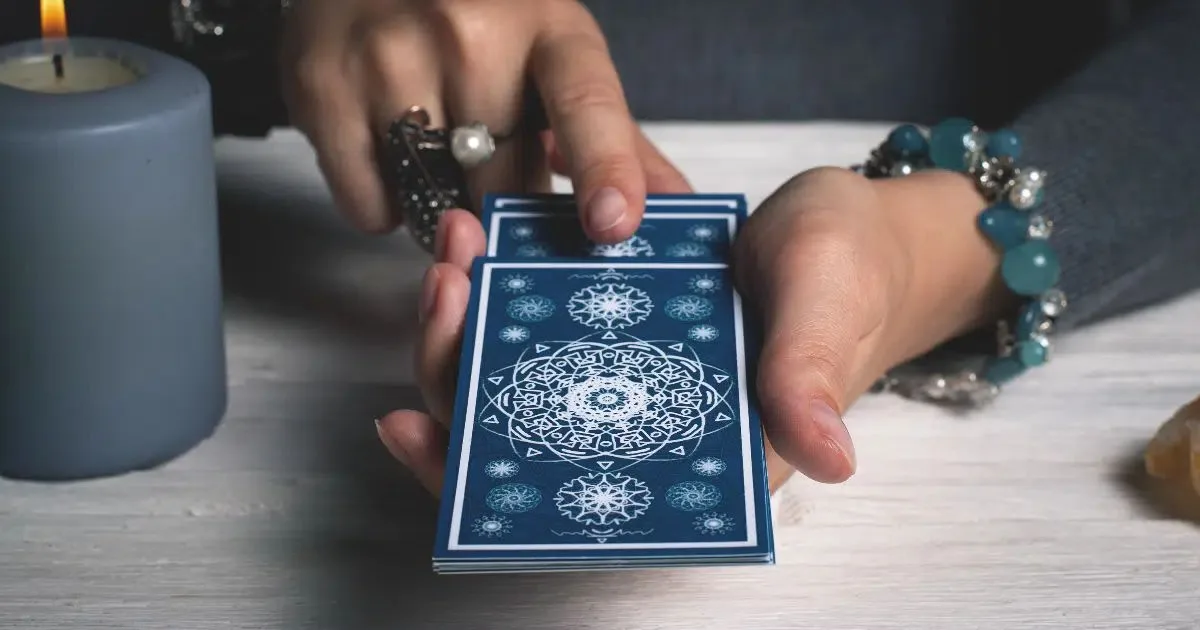 Tarot aponta celebrações, mudanças e clareza para os signos nesta terça-feira