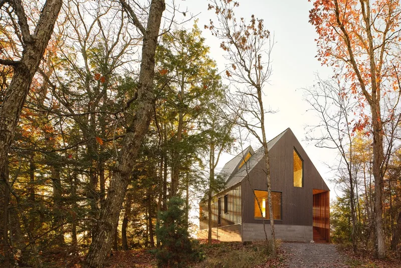 Cabana em Muskoka usa volumes sobrepostos para preservar a paisagem