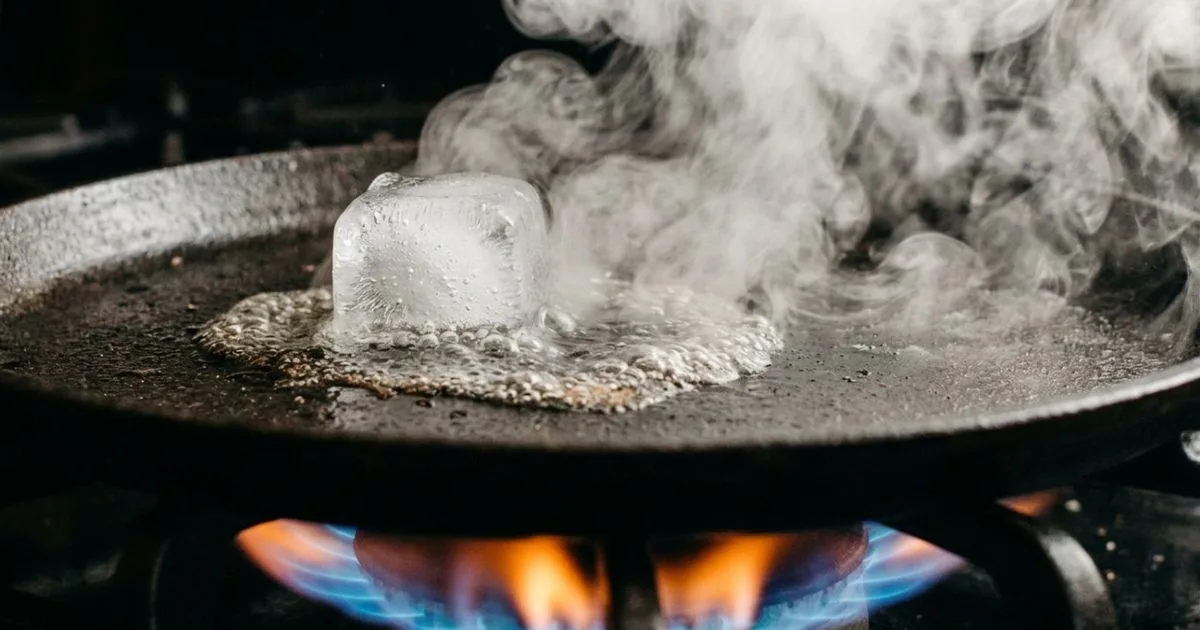 Gelo na frigideira quente solta sujeira, mas pode danificar o utensílio