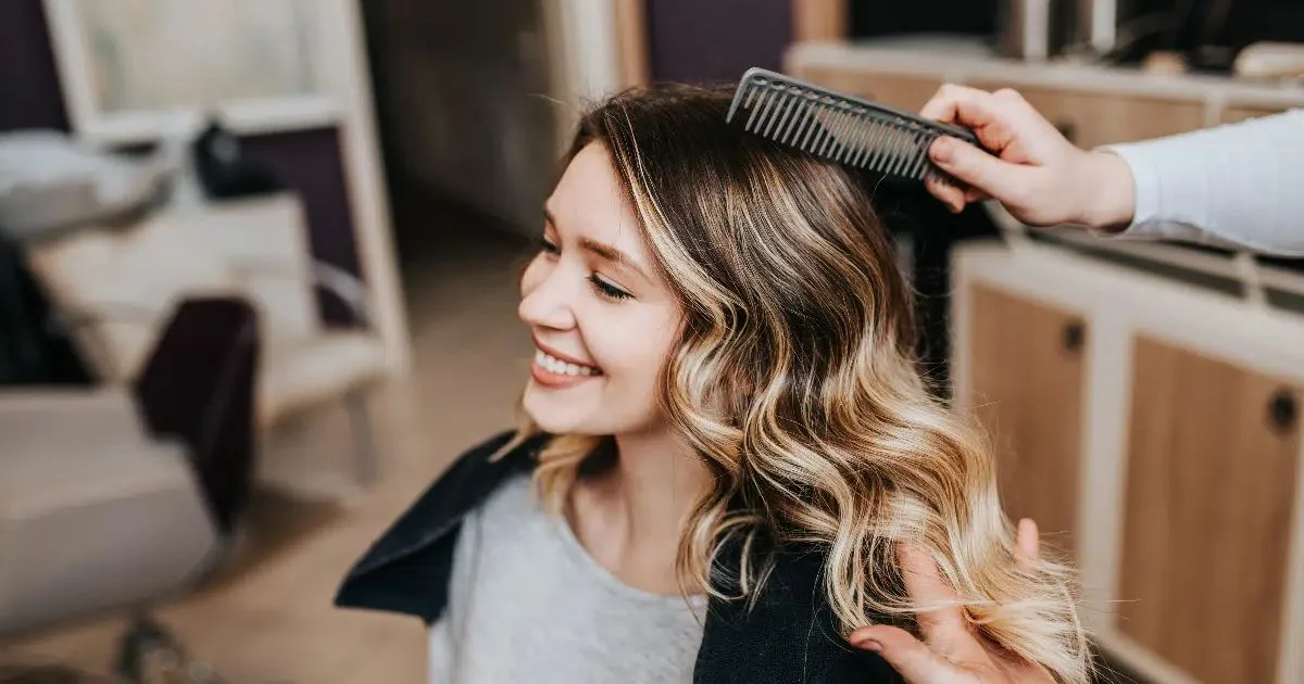 Como cuidar de cabelos com luzes ou mechas após a descoloração