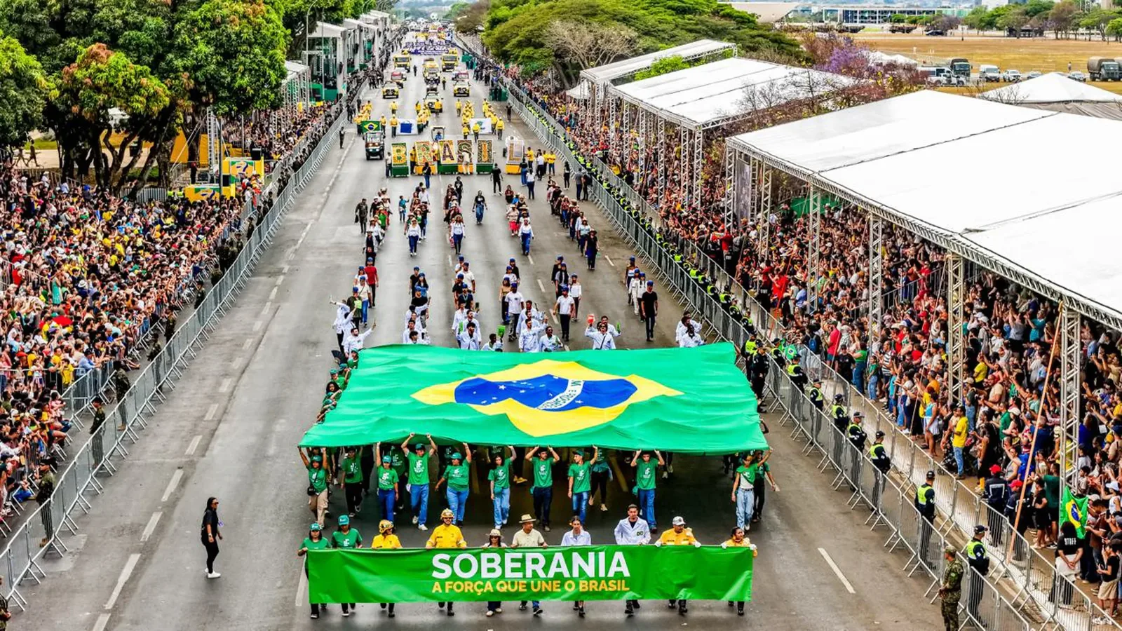 Desfile de 7 de Setembro reúne pautas sobre soberania, trabalho e direitos das mulheres