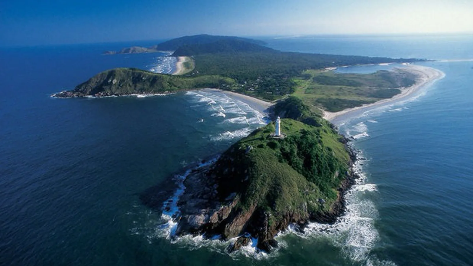 Ilha do Mel combina trilhas, praias e patrimônio histórico no Paraná