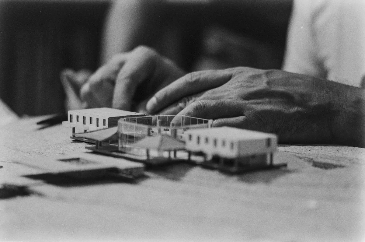 Mostra reúne mobiliário, projetos e documentos de Zanine Caldas em São Paulo