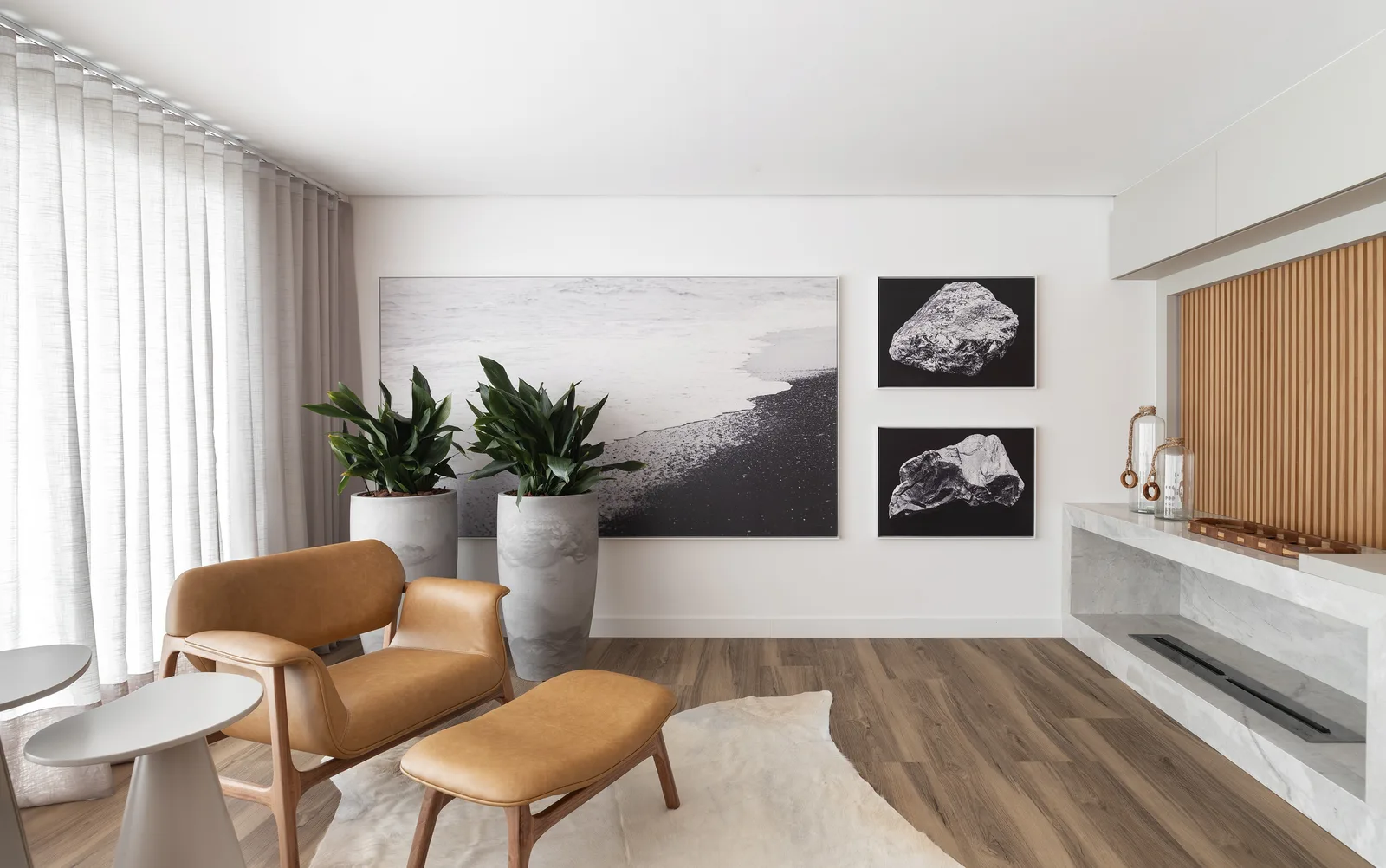 Apartamento em Caxias do Sul combina madeira, pedras e fibras naturais