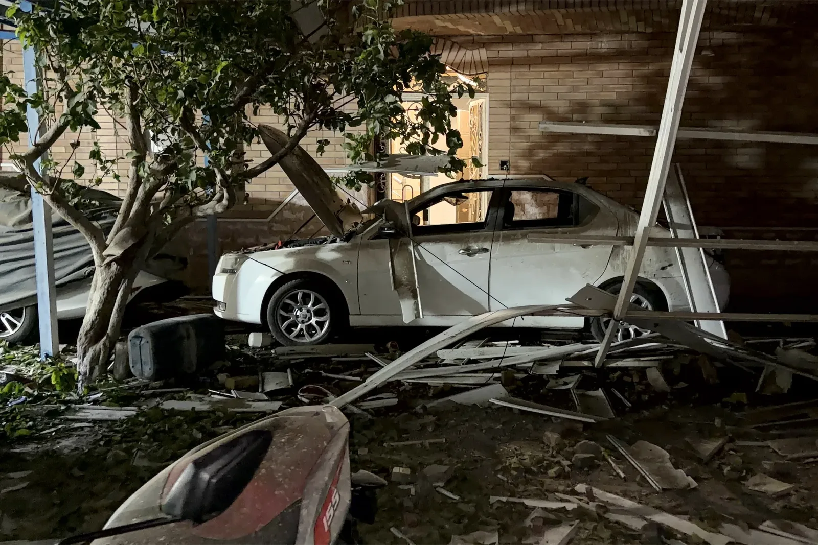 Funeral reúne moradores após ataque a festa de casamento no Irã