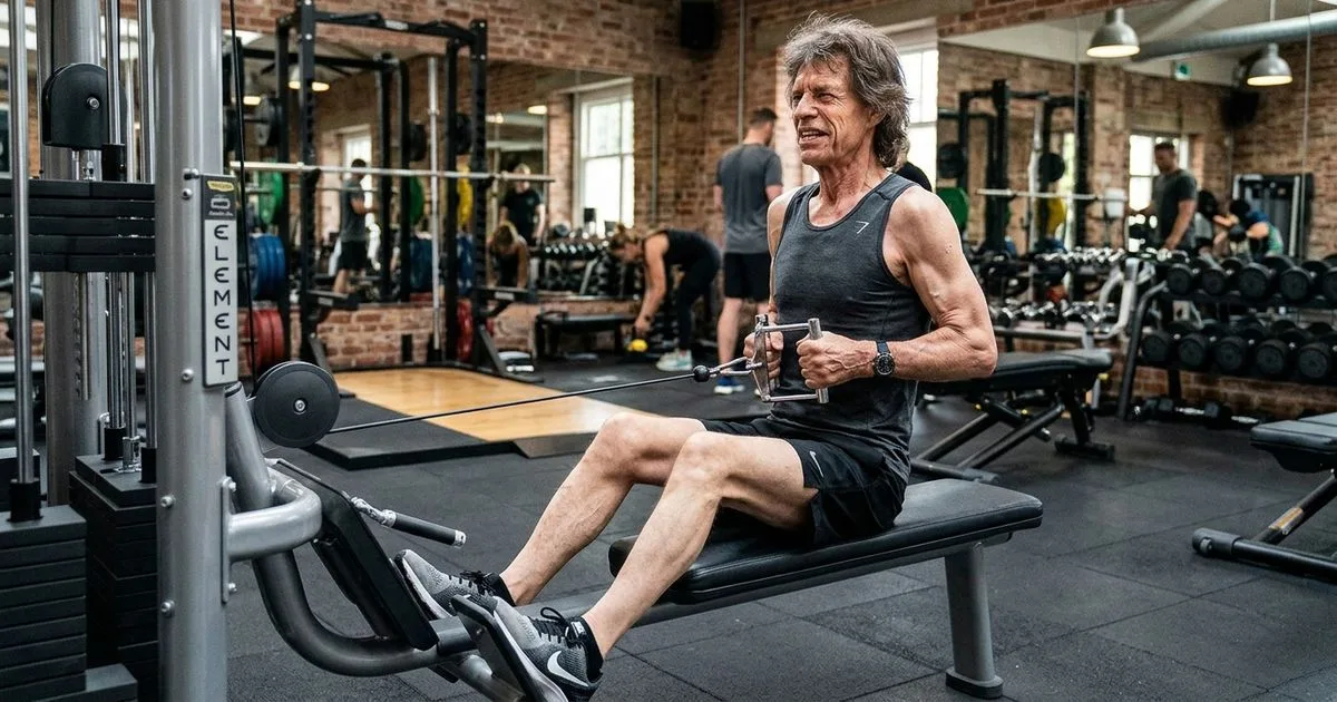 Aos 83 anos, Mick Jagger combina corrida, dança e treino de força