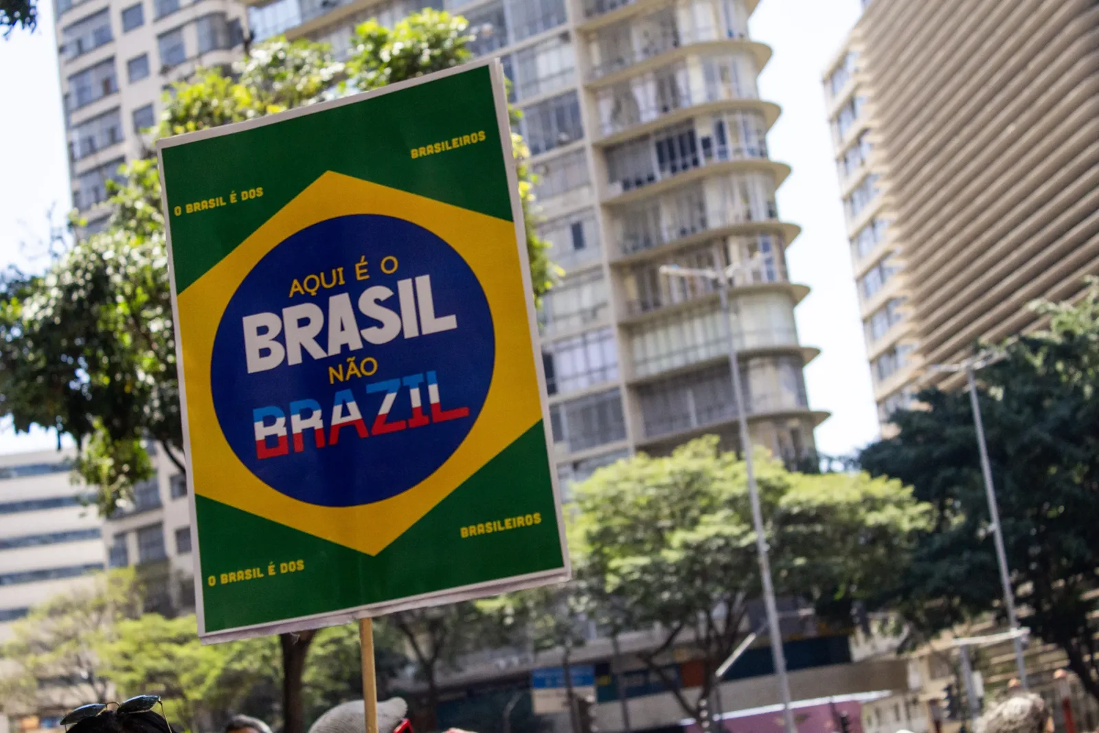 Disputa presidencial de 2026 é descrita como acirrada entre esquerda e extrema direita
