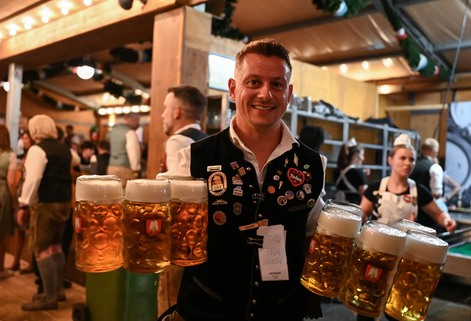 Oktoberfest de Munique começa com homenagem e monitoramento por inteligência artificial