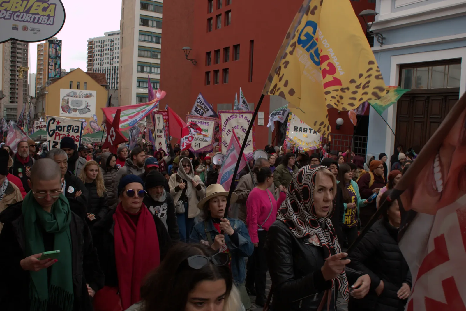 Marcha em Curitiba defende direitos trabalhistas, moradia e soberania nacional
