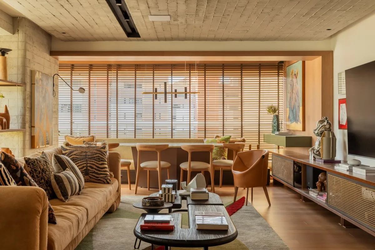 Apartamento em Fortaleza usa base neutra para destacar arte e memórias