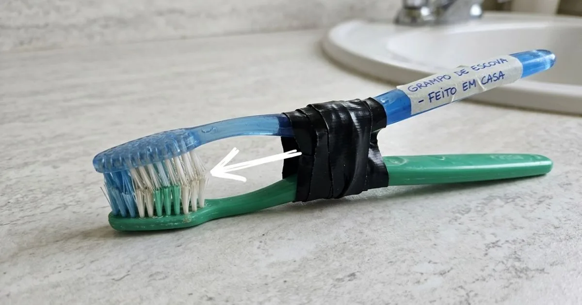 Duas escovas usadas viram acessório para limpar peças domésticas
