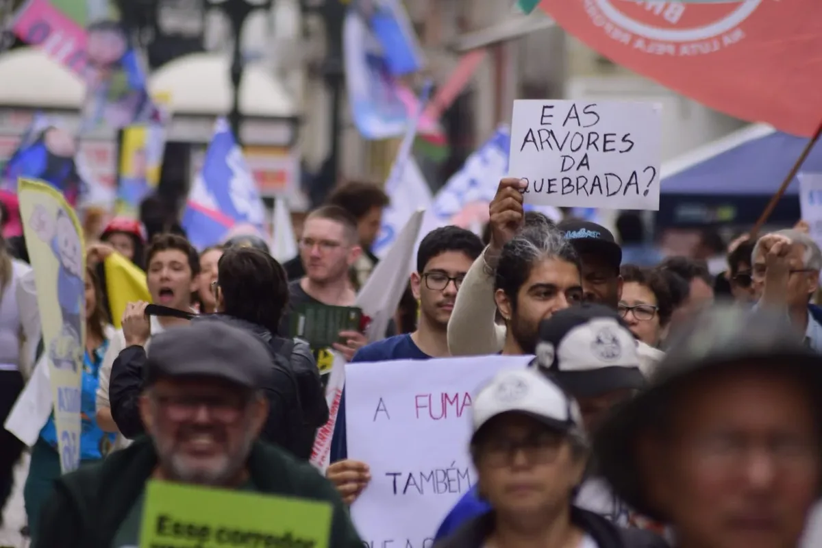 Marcha em Curitiba cobra ações de governos contra a crise climática