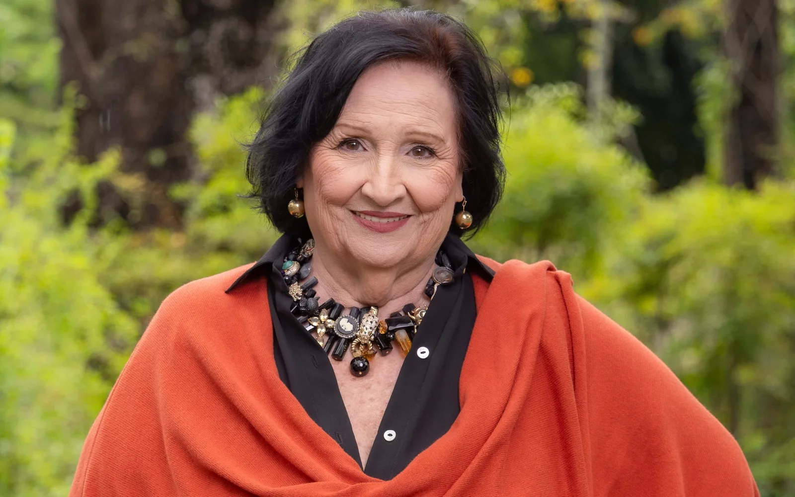 Dona Déa Lúcia fala sobre Paulo Gustavo, família e decoração em novo espetáculo