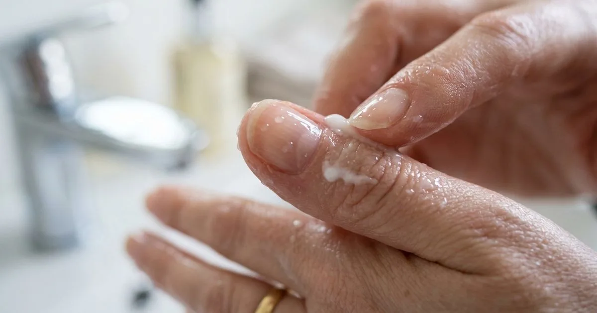 Como proteger unhas e cutículas de água, sabão e detergentes