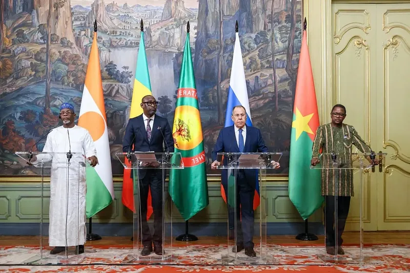 Moscou reforça laços com Burkina Faso, Mali e Níger em meio à disputa no Sahel