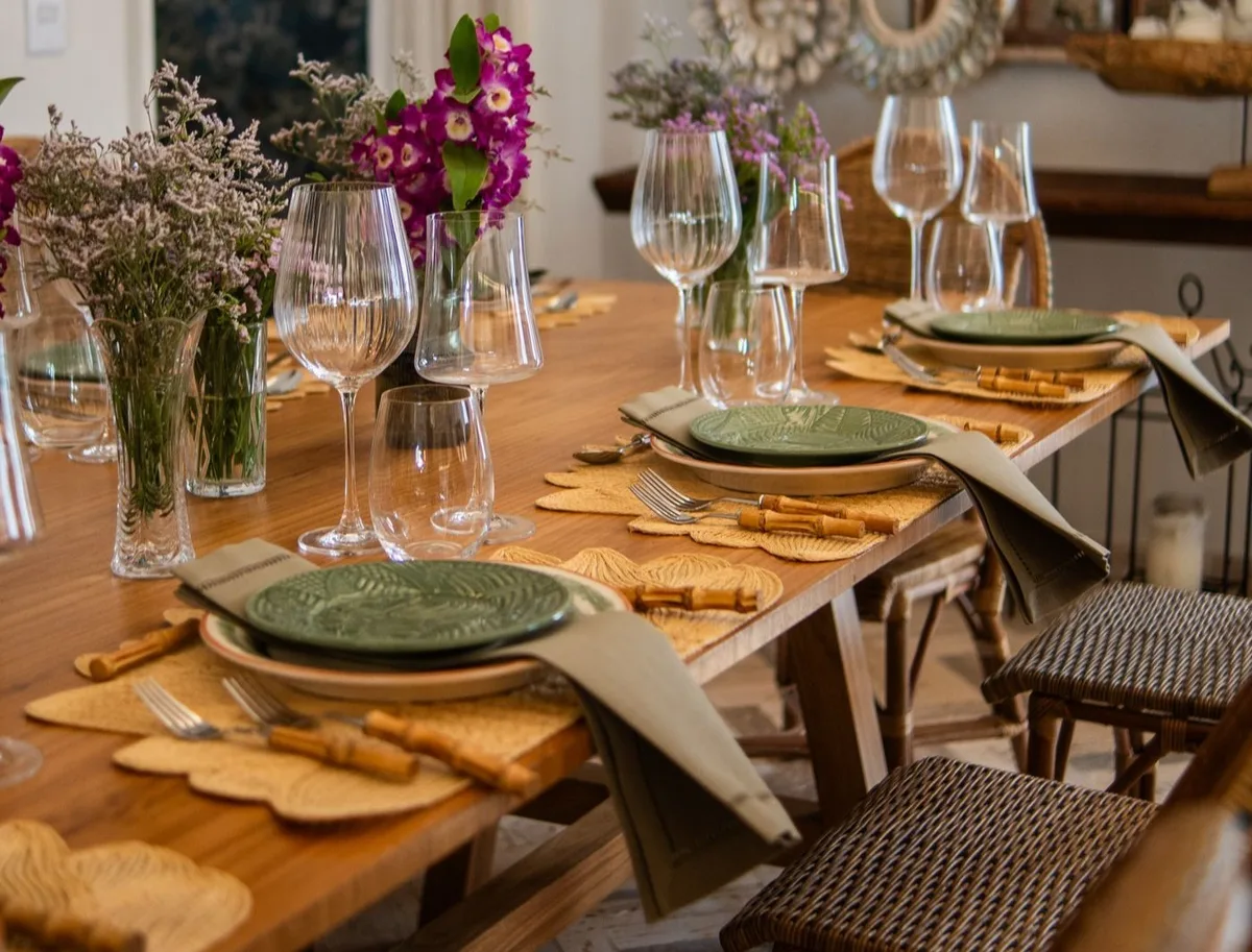 Mesa posta funcional: como organizar louças, talheres e decoração