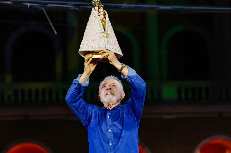Campanha de Flávio enfrenta novas denúncias e Lula amplia vantagem relativa