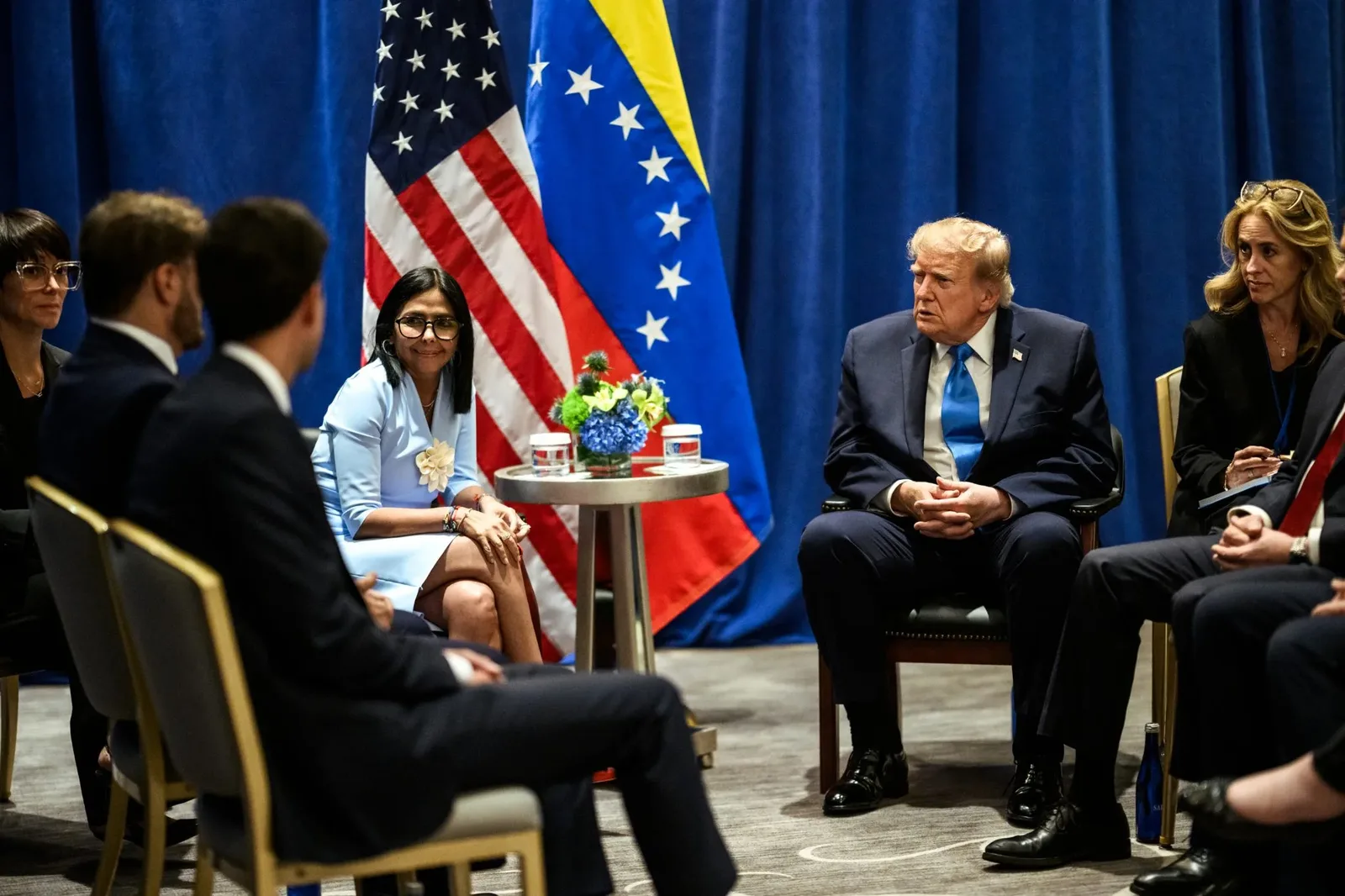Encontro entre Delcy Rodríguez e Trump provoca memes e críticas na Venezuela