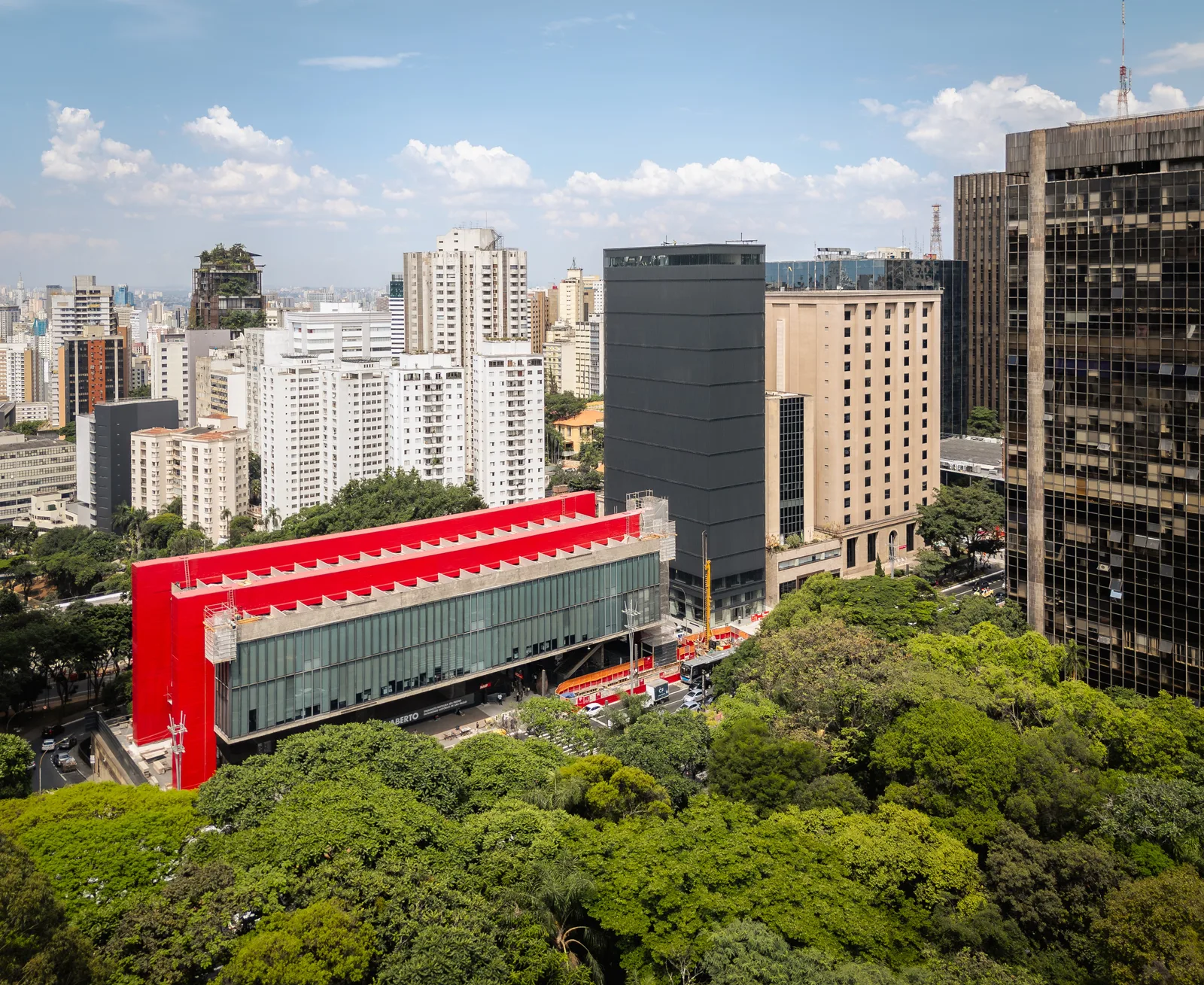 MASP inaugura passagem subterrânea com obra de Beatriz Milhazes
