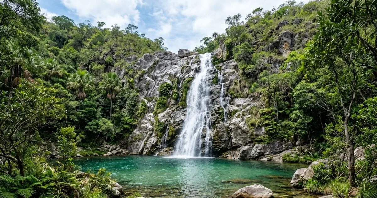 Trilhas, cachoeiras e paredões fazem de área goiana destino de ecoturismo